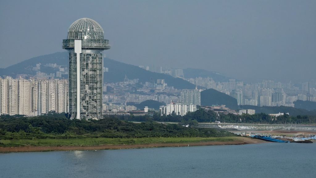 娱乐圈小透明逆袭记引发热议 他们不仅对明星有超能力 还在探寻国产影视的青春魅力与时代印记