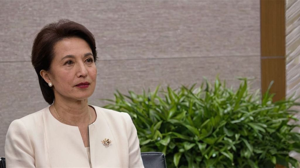 虚假恋情曝光引发争议，网友猜测明星真实关系成谜