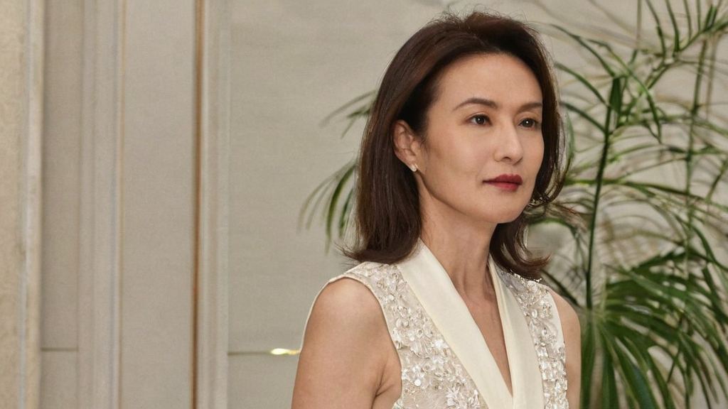 为了支持喜欢的明星她毅然踏入娱乐圈，竟被吃瓜系统发现隐藏秘密