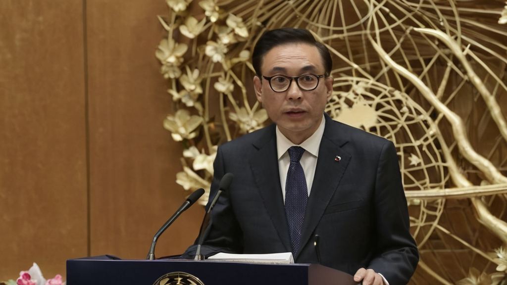 娱乐圈新宠明星突然失踪引发热议 网红互动成焦点引发争议